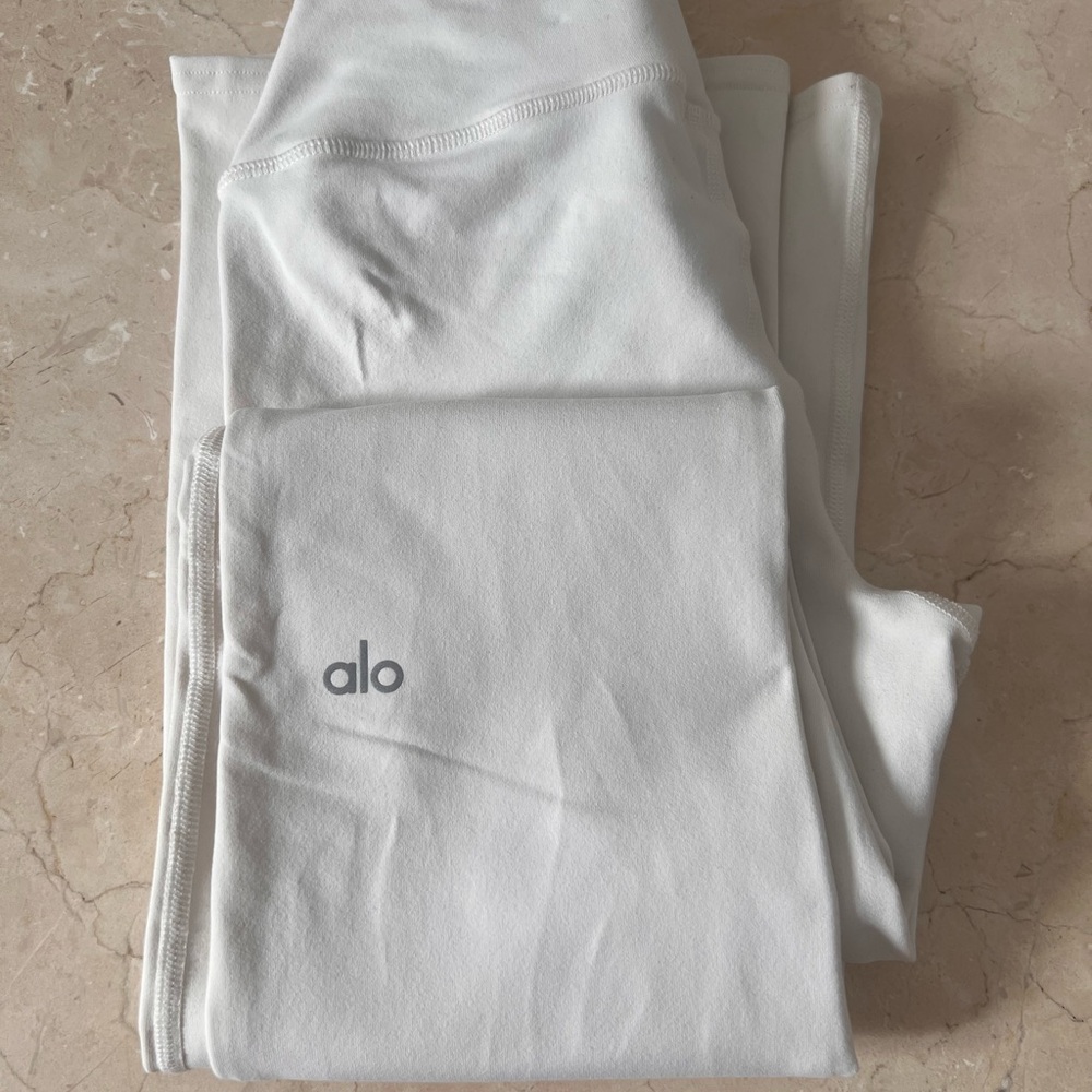 Alo Yoga Airbrush High-Waist Bootcut Legging - Ivory